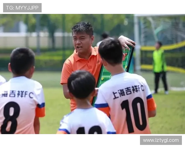 足球梦想与青春拼搏：从青训到职业赛场的成长之路