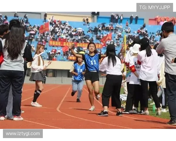 跳水运动的技艺与魅力：探索飞翔在空中的水上艺术与精神挑战